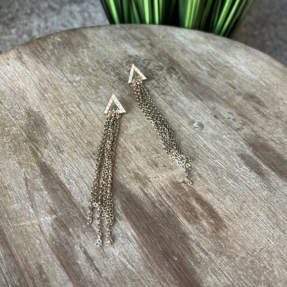Gold statement earring with triangle and chains. - Picture 1 of 2